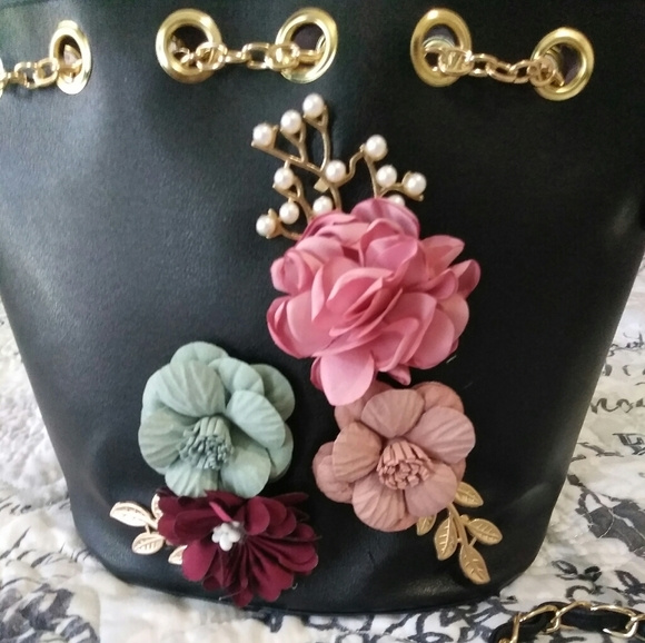 Bucket Tote 3D Flower Design - Picture 4 of 9